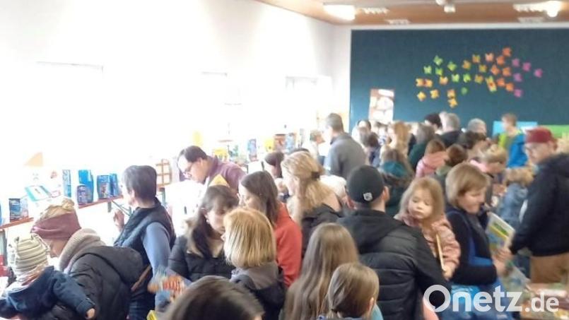 Der Kinderbasar in Neukirchen ist immer eine beliebte Shoppingmöglichkeit. Der Erlös ging stets als Spende an die örtliche Kinder- und Jugendarbeit. Bild: Judith Kreussel