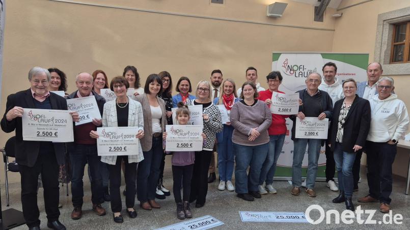 Strahlende Gesichter im Neustädter Rathaus: Insgesamt 25.000 Euro spendet das Orga-Team des Nofilaufs an zehn verschiedene Organisationen. Bild: Lowak