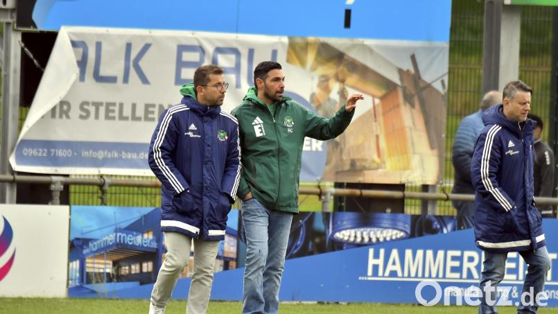 Die DJK-Trainer Florian Schlicker (links) und Serdal Gündogan monieren zu wenig Ertrag bei ihrem Team für den großen Aufwand. Bild: Hubert Ziegler