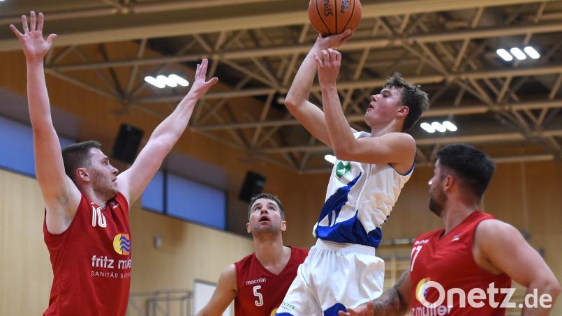 René Deinlein (Zweiter von rechts) und die Weidener Basketballer haben eine schwere Heimaufgabe vor sich. Bild: btg
