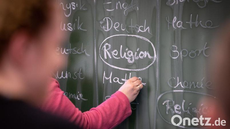 Christlicher Religionsunterricht wird immer weniger besucht. (Symbolbild) Bild: Friso Gentsch/dpa