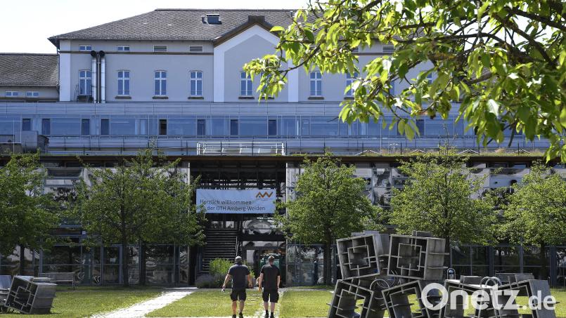 Studierende an der OTH in Amberg können sich noch bis Ende des Monats auf eine finanzielle Förderung bewerben. Archivbild: Petra Hartl