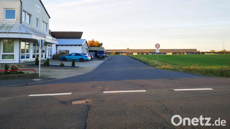 Auf der Oberteicher Straße in Mitterteich gelten künftig ab der Abzweigung von der Marktredwitzer Straße bis zum Ortsende Tempo 30 und ein einseitiges absolutes Halteverbot (im Bild auf der rechten Seite). Im Hintergrund ist das neue Logistikzentrum der Schott AG zu sehen. Bild: lnz