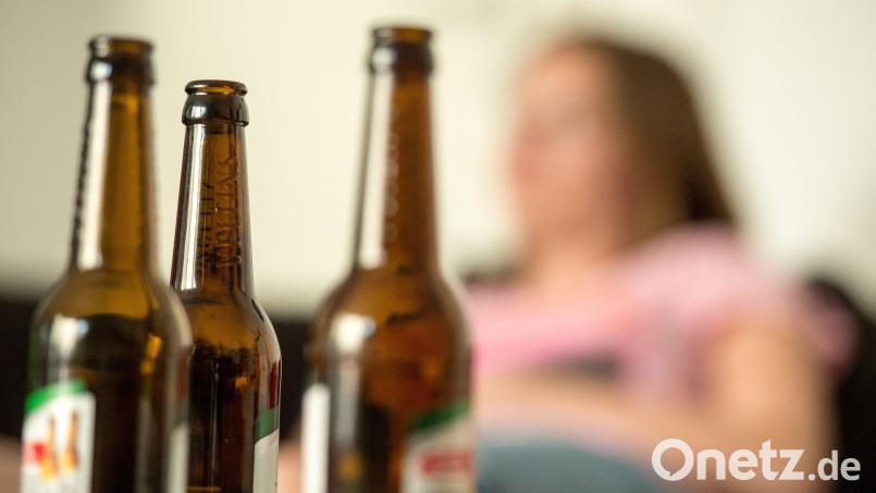 Wenn das Feierabendbier immer mehr und zur Gewohnheit wird: Beim Kampf gegen die Sucht bieten die Anonymen Alkoholiker seit 50 Jahren Austausch und Hilfestellung in Weiden. Symbolbild: Alexander Heinl