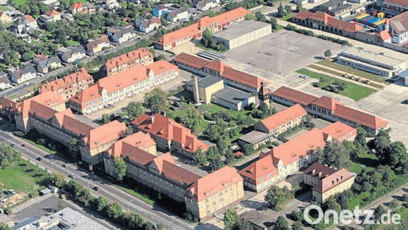 Die Leopoldkaserne in Amberg, als sie noch militärisch genutzt worden ist. Seit Donnerstag gehört das rund 10,7 Hektar große Areal der Stadt Amberg. Archivbild:  Reiner Fröhlich