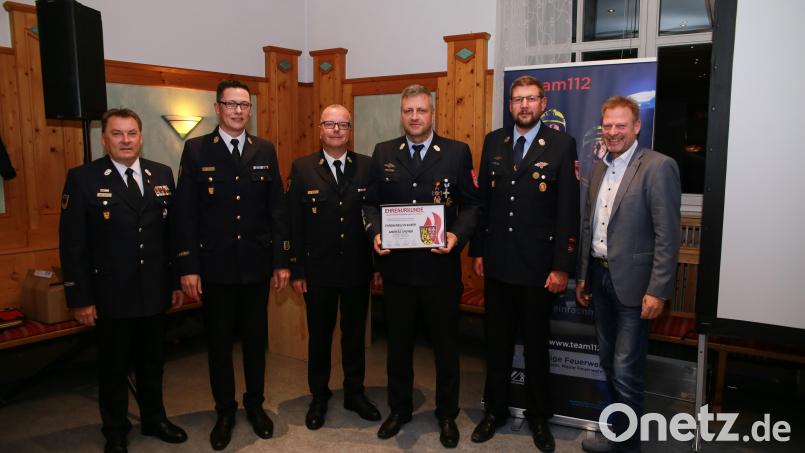 Andreas Lindner (Dritter von rechts) wurde für seine Leistungen mit dem Ehrenkreuz in Silber des Kreisfeuerwehrverbandes Amberg-Sulzbach ausgezeichnet. Dazu gratulierten KBM Alexander Graf, KBI Armin Daubenmerkl, KBR Christof Strobl, stellvertretender Vorsitzender des Kreisfeuerwehrverbandes Christoph Staudte und Bürgermeister der Gemeinde Freudenberg, Alwin Märkl. Bild: KBM Florian Schlegel