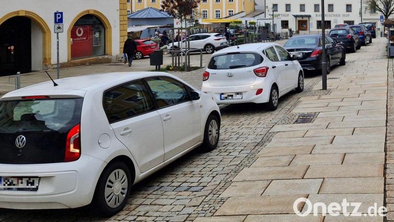 Ein Ausschnitt des in der Zeitung erschienenen Bildes mit den Autos von Parksündern auf dem Sulzbach-Rosenberger Luitpoldplatz. Ein Leser fand es unverständlich, dass die Kennzeichen gepixelt wurden. Archivbild: Tobias Gräf