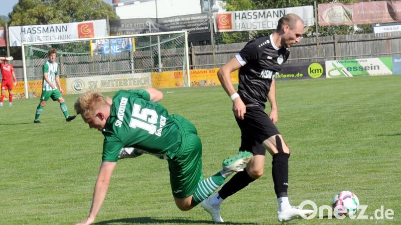 Simon Günthner (links) und seine Kollegen vom SV Mitterteich sollten am Samstag gegen den FSV Stadeln nicht hinfallen. Bild: hho