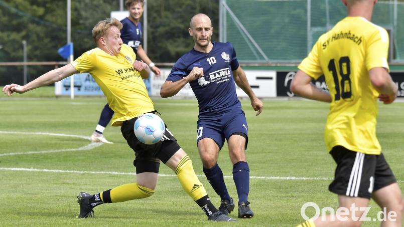 Stefan Liermann (Mitte) ist nach der Trennung von Konstantin Beck neuer Spielertrainer des FV Vilseck. Im Derby gegen Hahnbach bräuchten die Vilsecker dringend Punkte im Kampf gegen den Abstieg. Archivbild: Hubert Ziegler