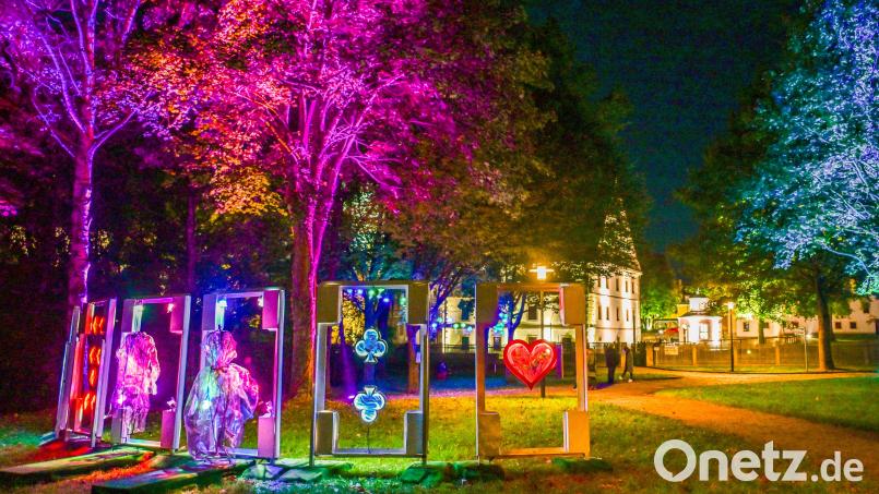 Mit einer effektvollen Inszenierung in der Parkanlage Schwanenwiese Waldsassen feiert das Stiftland das Europäische Kulturerbe-Siegel. Das Kartenspiel im Eingangsbereich hat eine besondere Botschaft. Bild: sds