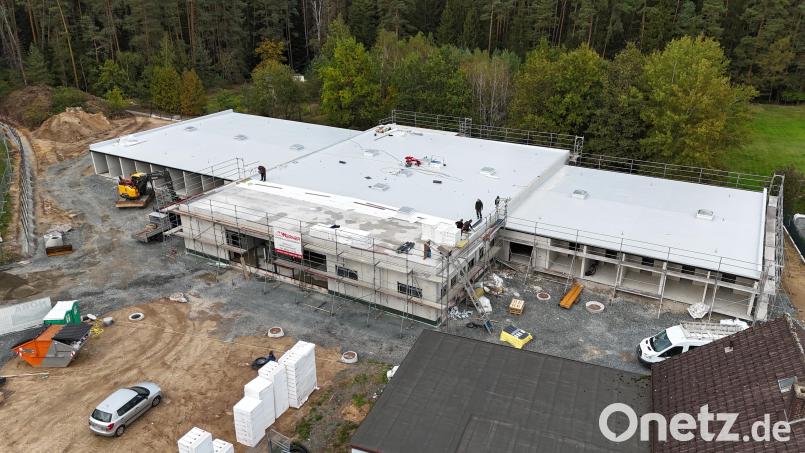 Die Halle steht bereits. Auch das Dach des neuen Tierheims ist so gut wie fertig. Bald darf Richtfest gefeiert werden. Bild: Tierschutzverein Weiden/Mariele Junak
