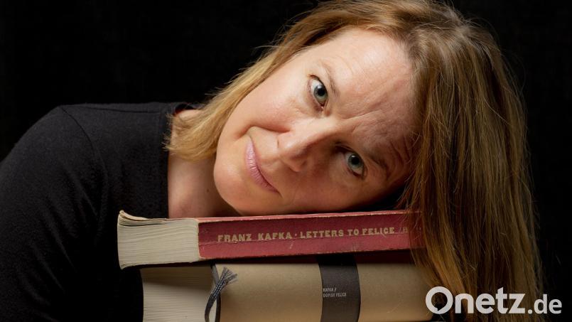 Schriftstellerin Magdaléna Platzová kommt zur ersten Lesung der deutschen Übersetzung ihres Romans &quot;Leben nach Kafka&quot; ins Literaturhaus Oberpfalz. Bild: Lara Kastner/exb