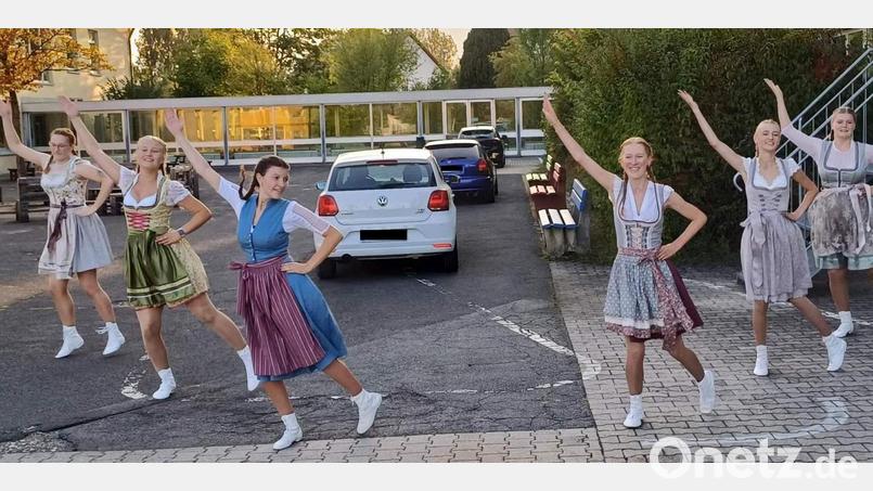 Seit Ostern trainieren die Damen der Prinzengarde für ihre zahlreichen Auftritte im Fasching 2024/2025. Ob sie während der närrischen Tage auch im Dirndl-Look auftreten? Von links: Franziska Paulus, Maria Graf, Marie Luise Neuberger, Emilia Waldhauser, Lea Gebel und Melina Merkl. Bild: u