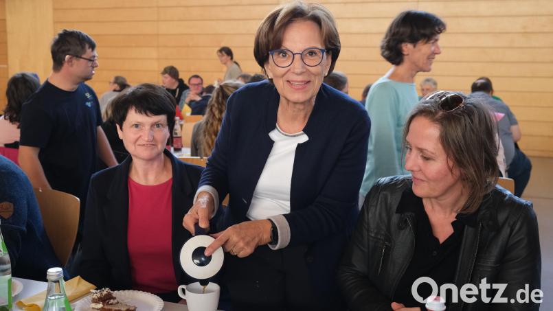 Beim &quot;Tag der Begegnung&quot; hilft Emilia Müller bei der Bewirtung der Gäste mit. 1998 rief die damalige Kreisvorsitzende der Frauen-Union die Veranstaltung ins Leben. Bild: Hirsch
