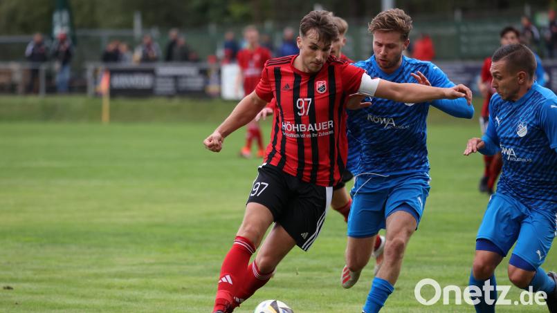 Nico Argauer (gestreiftes Trikot) ist mit dem Sportclub beim TSV Seebach zu Gast. Bild: Dieter Jäschke