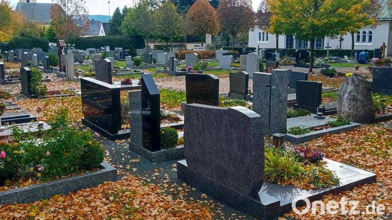 Für den Friedhof Waldershof soll ein strukturierter Maßnahmenplan erstellt werden. Ideen zur Pflege und Gestaltung lieferte in der Stadtratssitzung Landschaftsarchitektin Marion Schlichtiger. Bild: fpoz