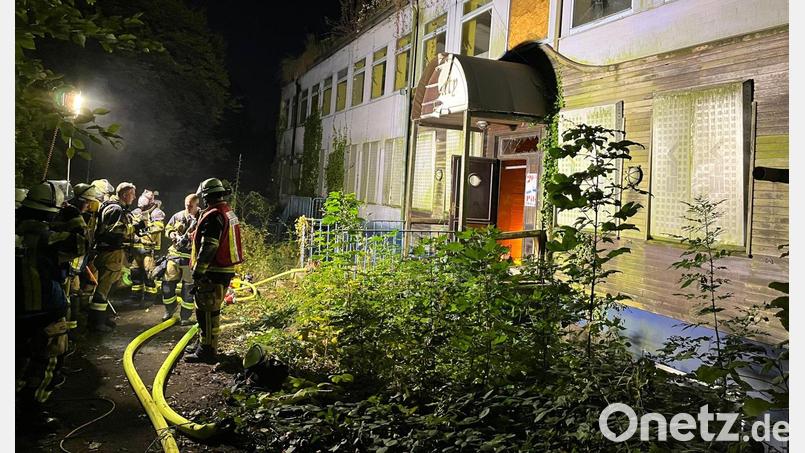 Einsatzkräfte der Feuerwehr haben eine Gruppe Jugendliche aus einem alten Schwimmbad in Essen-Kray gerettet. Bild: Feuerwehr Essen/dpa