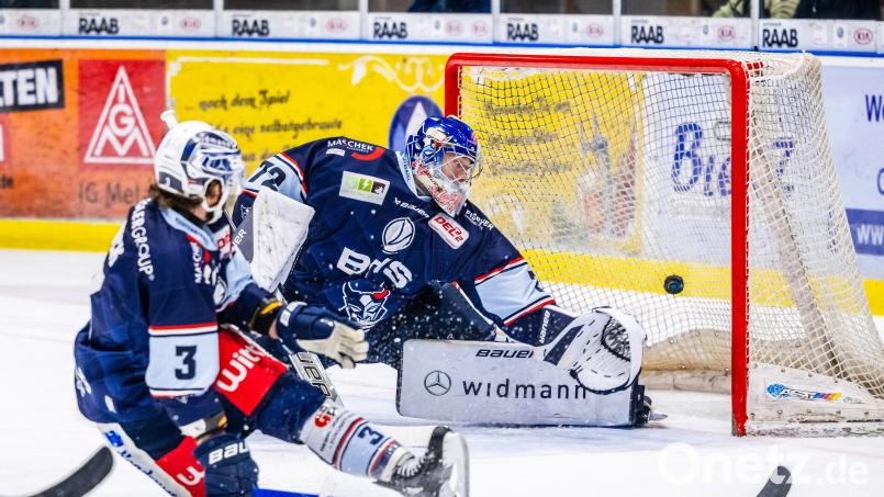 Szenen aus dem Spiel in der DEL2 zwischen den Blue Devils Weiden (blaue Trikots) und den Ravensburg Towerstars. Die Gäste entführten mit einem 2:1-Sieg die Punkte aus der Oberpfalz. Bild: Tobias Neubert