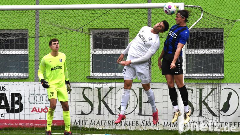 Auch Kopfballsieger: Felix Behnke (rechts) und die SpVgg SV Weiden fertigten Karlburg mit 5:1 ab. Bild: Büttner