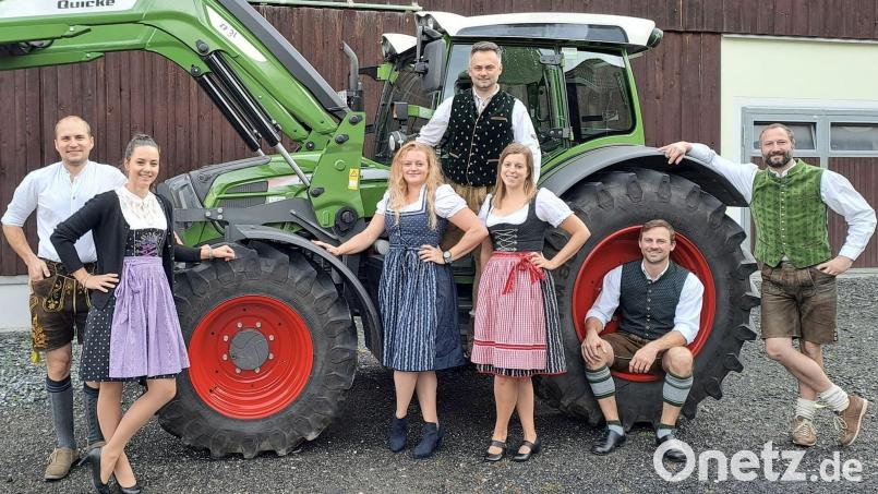 Erster Preis bei der bevorstehenden Theater-Miss-Wahl ist entweder Bargeld oder ein Ackerschlepper, der, wie der im Bild, ein Fendt vom Typ &quot;Vario 208&quot; sein könnte. Auf dem Foto das aktuelle Ensemble in Alltags- und Probenkostümen: (von links) Jakob Walberer, Sandra Kick, Katrin Gradl, Andreas Kick, Kathrin Hecht, Toni Neumann und Tobias Busch. Bild: Stoapfälzer Theatergruppm/exb