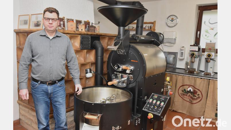 Andree Janzen neben der Kaffeeröstmaschine, mit der er viele verschiedene Sorten herstellt. Noch heuer zieht er mir seiner Frau wieder in seine alte Heimat Norddeutschland. Bild: no