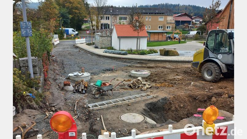 Die Baumaßnahmen im Zuge der Dorferneuerung Thanstein/Hebersdorf rund um den Dorfplatz und amTradweg sollen noch vor dem Wintereinbruch abgeschlossen werden. Bild: mnt
