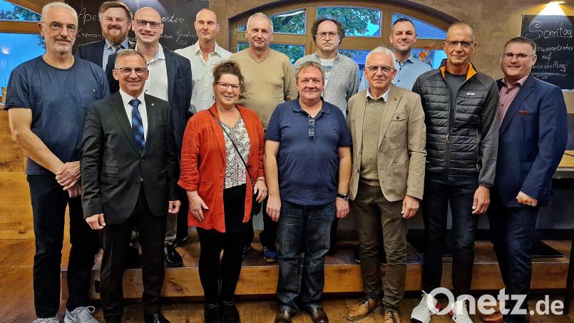 Ein Erinnerungsbild der Jubilare des Jahres 2024 mit Werksleiter Gerhard Ruhland (Dritter von links), Marco Götz, Personalleiter (Zweiter von links) und Betriebsratsvorsitzendem Rainer Vater (rechts.) Bild: R. Kreuzer