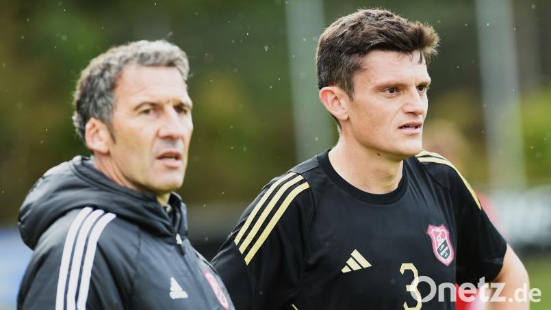 Co-Trainer Stefan Grünauer (links) und Spielertrainer Benjamin Urban konnten nicht glauben, was sie beim Gastspiel ihres SC Luhe-Wildenau beim TSV Seebach sahen. Archivbild: G. Büttner