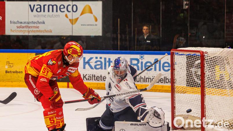 Daniel Allavena (rechts) musste im Tor der Blue Devils Weiden bei der Niederlage in Kaufbeuren fünf Mal hinter sich greifen. Bild: Werner Moller