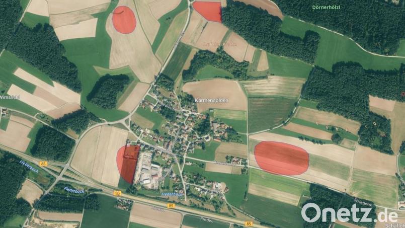 Die rot markierten Bereiche zeigen mesolithische Bodendenkmäler. Besonders untersucht wurde ein Areal bei Karmensölden an der B 85 (unten links). Hier plant die Stadt Amberg ein Gewerbegebiet. Bild: BayernAtlas, Landesamt für Denkmalpflege