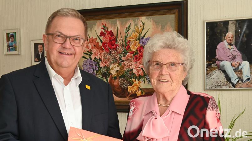Bürgermeister Martin Preuß gratuliert der rüstigen Seniorin Christa Zeiler zum 90. Geburtstag. Bild: gf