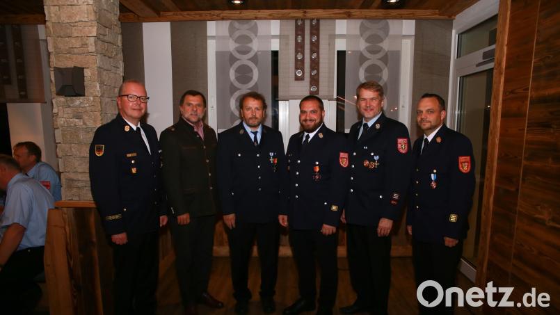 Bei der Inspektionsversammlung im Bereich 4 wurden Christian Lenk, Kreisbrandmeister Philipp Gebert, Stefan Reindl und Kreisbrandinspektor Michael Iberer (Dritter, Vierter, Fünfter und Sechster von links) geehrt. Dazu gratulierten Kreisbrandrat Christof Strobl und der Zweite Bürgermeister der Stadt Sulzbach-Rosenberg, Günter Koller (von links). Bild: egl