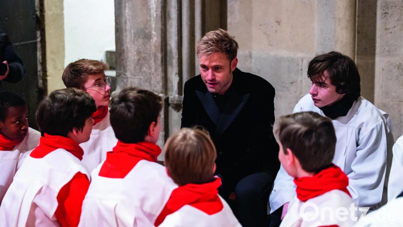 Zurück zu den musikalischen Wurzeln: Bariton Benjamin Appl mit Mitgliedern der Regensburger Domspatzen. Bild: Michael Vogl/exb