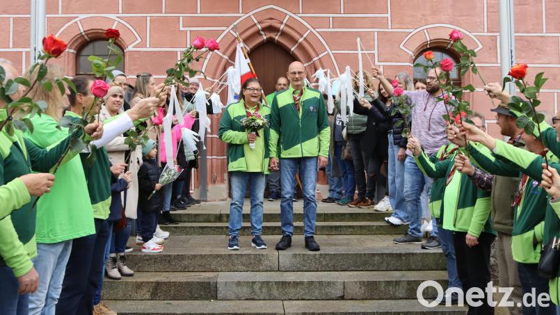 Das Personal der Notaufnahme und Mitglieder der Gemeinschaft Sankt Georg Rosenberg bildeten ein buntes Spalier für das Brautpaar Sandra Kammerl und Dominik Lindemeir, das mit ihrem Outfit ein deutliches Statement für die GSG abgab. Bild: mfh