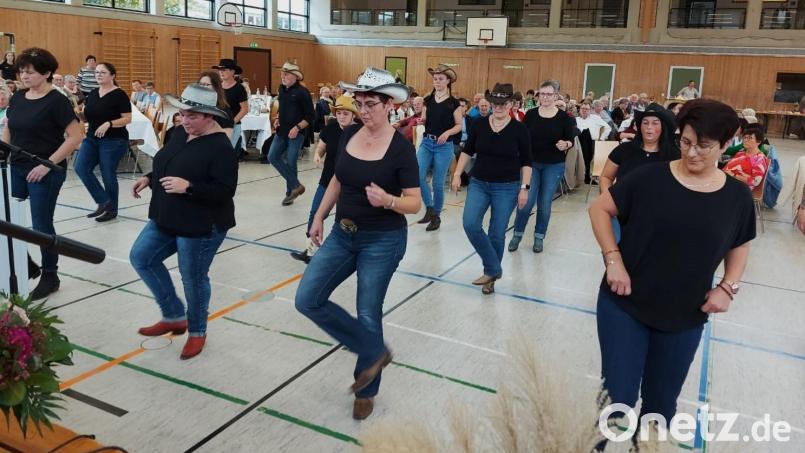 Mit &quot;Cotton Eye Joe&quot; bringt die Line Dance Gruppe Niedermurach/Weiding Schwung in die Mehrzweckhalle. Bild: lg