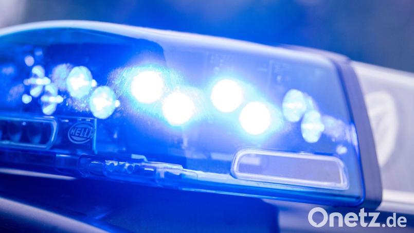 Die Polizei sucht nach einer Unfallflucht am Kino-Parkplatz in Tirschenreuth nach Zeugen. Symbolbild: Lino Mirgeler/dpa