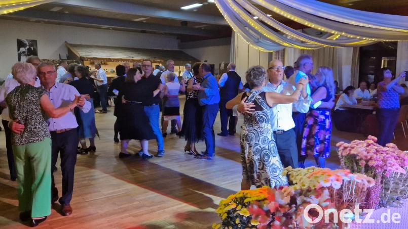 Die passende Musik der &quot;Jukebox Heroes&quot; lockt beim Blumenball zahlreiche Besucher auf die Tanzfläche. Bild: mab