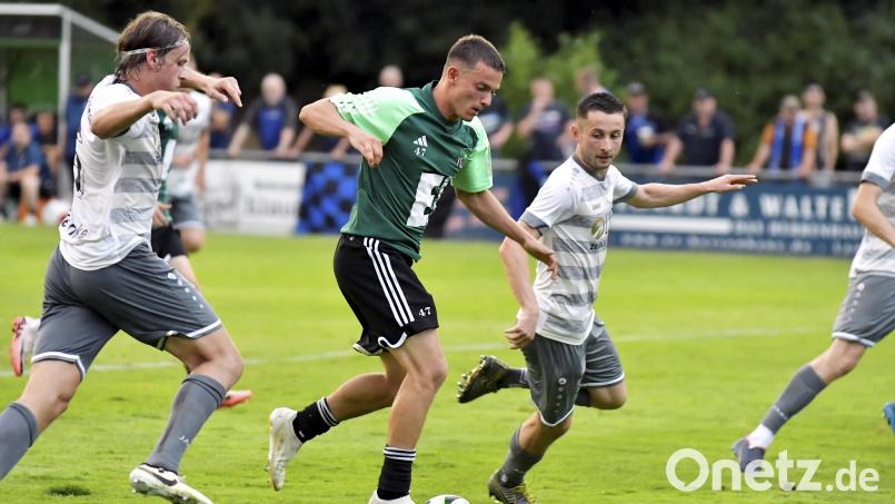 Laurin Klaus (Mitte/Szene aus einem früheren Spiel) sorgte für den Ammerthaler Ehrentreffer in Regensburg. Archivbild: Hubert Ziegler