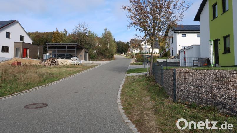 Die Straße „Am Grundacker“ im Neubaugebiet von Friedenfels (im Bild die Einfahrt neben dem Freibad) bleibt vorerst eine normale Ortsstraße mit Tempo 50. Über die Einrichtung einer verkehrsberuhigten Zone (Spielstraße) soll demnächst entschieden werden. Bild: bsc