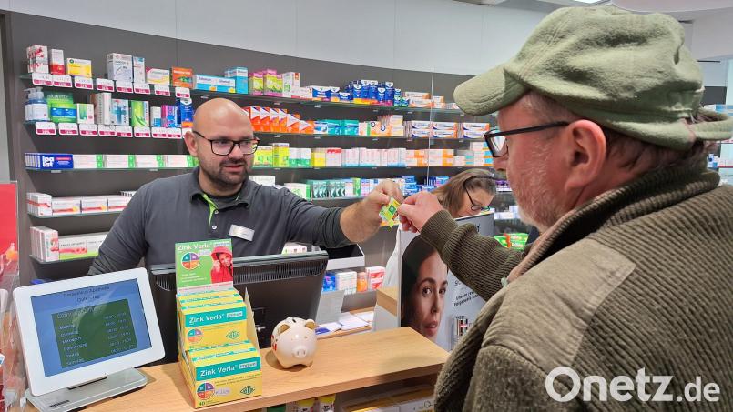 Michael Jungmann, angestellter Apotheker in der Nabburger Paracelsus-Apotheke, nimmt die Gesundheitskarte eines Kunden entgegen, die den Zugang zum E-Rezept gestattet. Inzwischen ist dieser Vorgang Routine und klappt trotz einiger Kritikpunkte meist ganz gut. Bild: bl
