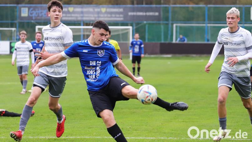 Christian Ermer (Mitte) vom SV Etzenricht scheitert in dieser Szene zwar, leistete dafür aber die Vorarbeit zum Siegtreffer von Martin Pasieka gegen die SpVgg SV Weiden II. Bild: war