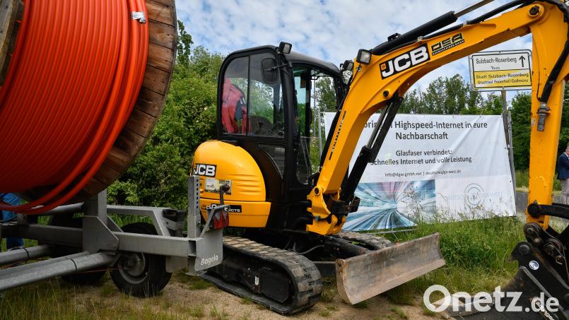 Da war die Welt vorerst noch in Ordnung: Im Mai 2023 startete Teranet den Glasfaserausbau in Sulzbach-Rosenberg im Stadtteil Gallmünz. Fünf Monate später stellte deren Tiefbau-Partner Deutsche Giga Access aufgrund von enorm gestiegener Kosten den Ausbau ein. Bis zu diesem Zeitpunkt waren etwa 300 Adressen in Gallmünz und Feuerhof angeschlossen. Seitdem herrscht Flaute im engeren Stadtgebiet. Archivbild: Petra Hartl