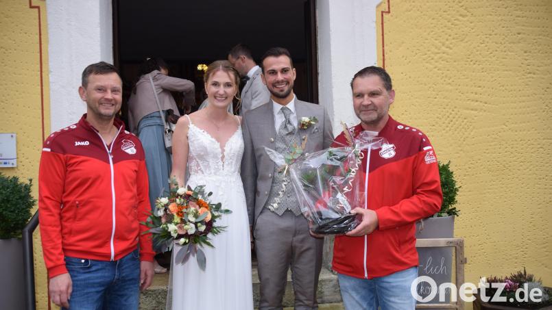 Martin Lederer (links) und Marco Ringer (rechts) vom TSV Königstein gratulierten dem Brautpaar Tanja Ehras und Johannes Fried vor der evangelischen Kirche in Königstein. Bild: hdk