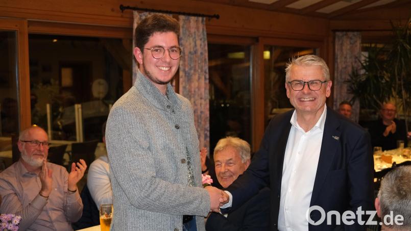 Die Freien Wähler sprechen sich bei der Kreisversammlung einstimmig für den 21-jährigen Fabian Schmid als Direktkandidat für die Bundestagswahlen aus. Kreisvorsitzender Martin Scharf (rechts) wünscht dem Bodenwöhrer Ortsvorsitzenden viel Erfolg. Bild: Hirsch