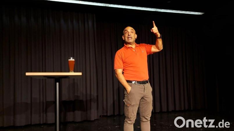 Django Asül tritt erstmals in Oberviechtach vor einem begeisterten Publikum im Emil-Kemmer-Haus auf. Bild: lg