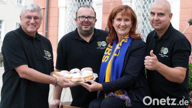 Reinbeißen und Herz zeigen: Der Lions Club Neustadt/WN-Lobkowitz mit Präsidentin Andrea Gollwitzer (Zweite von rechts), den Vizepräsidenten Sebastian Denzler (Zweiter von links) und Peter Fleischmann (rechts) sowie dem stellvertretenden Vorsitzenden des Lions-Hilfswerkes, Jürgen Schnappauf (links), hoffen auf große Beteiligung an der „Krapfenschmaus“-Aktion 2024. Bild: lst/exb