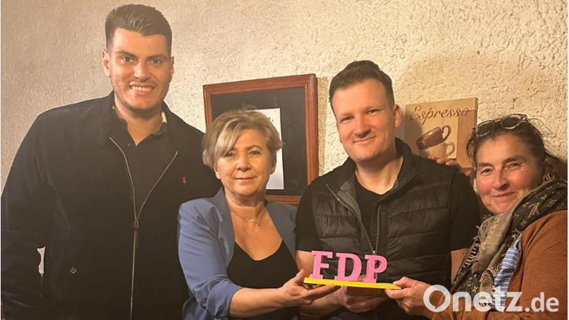 Ileana Pößl (Zweite von links) geht für die FDP als Bundestags-Direktkandidatin ins Rennen. Bild: Maria Zimmermann-Pröm/exb