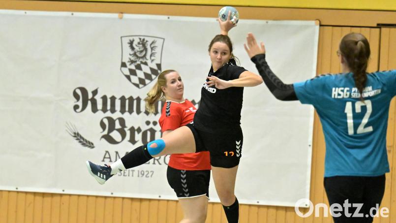 Christina Vogel (Mitte) von der HG Amberg war mit sieben Treffern zweitbeste Werferin im Heimspiel gegen Pyrbaum/Seligenporten. Bild: Hubert Ziegler