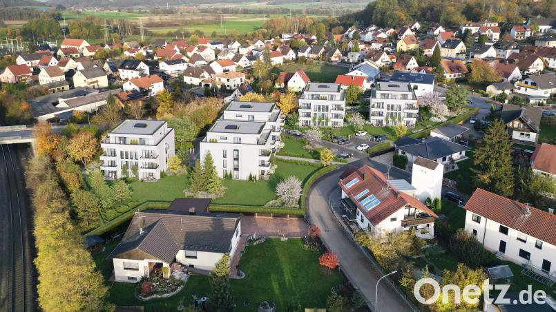 Die Visualisierung zeigt die Wohnblocks. Links die Bahnlinie Schwarzenfeld-Nabburg, rechts unten der Anton-Bruckner-Weg. Bildmontage: Weigl Areal GmbH/exb