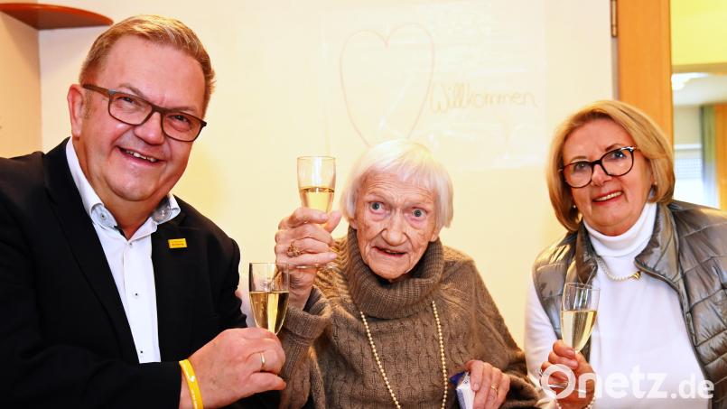 Bürgermeister Martin Preuß, Jubilarin Hedwig Renner, die ihren 100. Geburtstag feierte, und ihre Tochter Gisela. Bild: gf